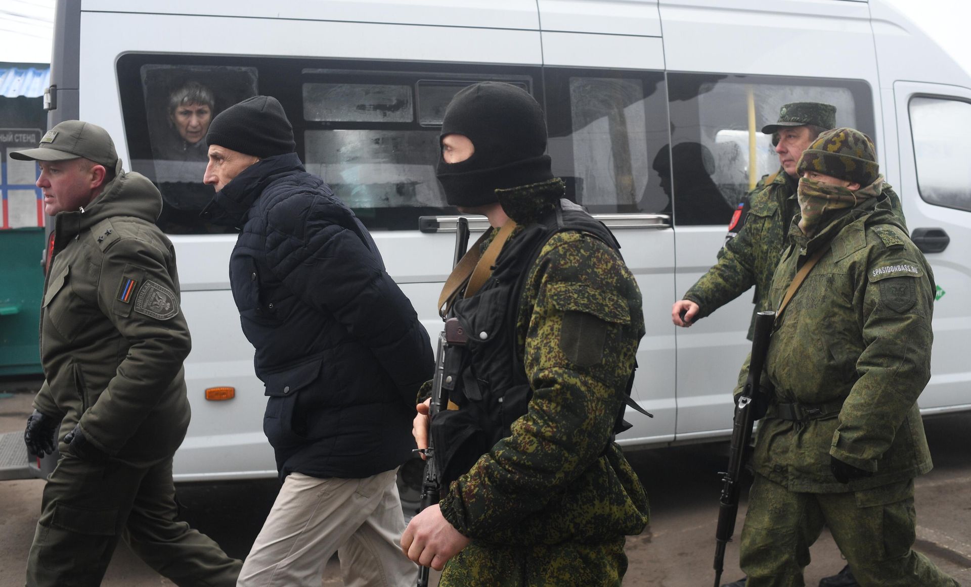 Представители ДНР и граждане Украины на КПП на окраине города Горловка в Донецкой области Представители ДНР и граждане Украины на КПП на окраине города Горловка в Донецкой области - РИА Новости, 1920, 18.03.2022