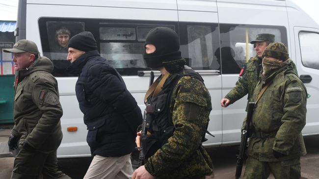 Представители ДНР и граждане Украины на КПП на окраине города Горловка в Донецкой области Представители ДНР и граждане Украины на КПП на окраине города Горловка в Донецкой области