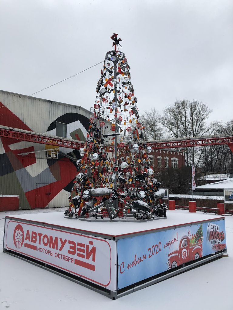 Автоелка из запчастей в музее Моторы октября