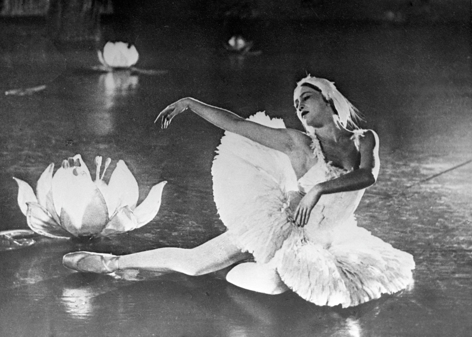 Балерина Галина Уланова исполняет Танец умирающего лебедя Сен-Санса, 1956 год Балерина Галина Уланова исполняет Танец умирающего лебедя Сен-Санса, 1956 год - РИА Новости, 1920, 10.02.2023