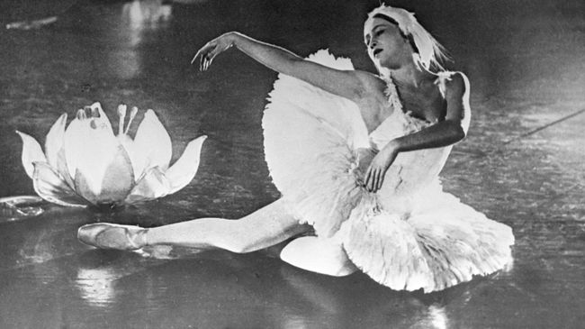 Балерина Галина Уланова исполняет Танец умирающего лебедя Сен-Санса, 1956 год Балерина Галина Уланова исполняет Танец умирающего лебедя Сен-Санса, 1956 год