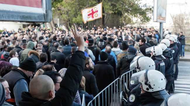 Духовенство и верующие сербской православной церкви в Подгорице перед рассмотрением закона о вероисповедании в парламенте Духовенство и верующие сербской православной церкви в Подгорице перед рассмотрением закона о вероисповедании в парламенте