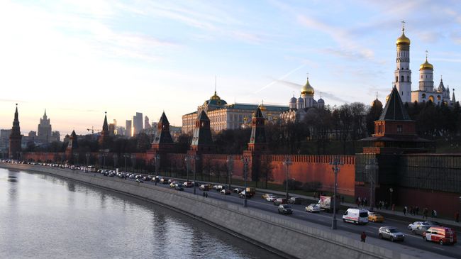 Вид на башни Московского Кремля с Большого Москворецкого моста Вид на башни Московского Кремля с Большого Москворецкого моста