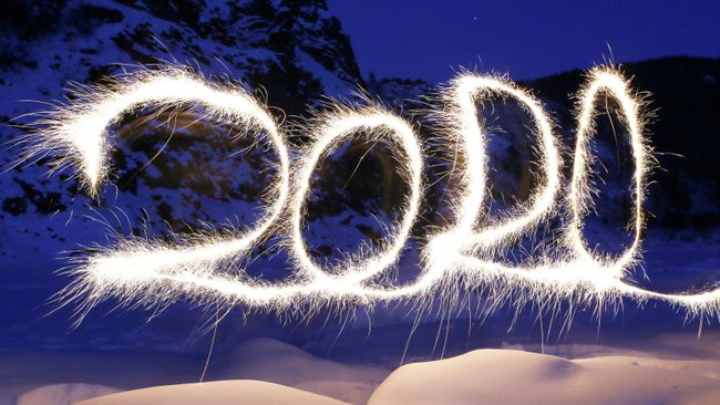 Надпись 2020, написанная в воздухе бенгальским огнем Надпись 2020, написанная в воздухе бенгальским огнем