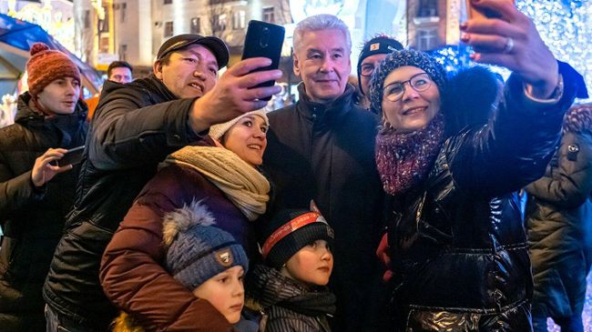 Мэр Москвы Сергей Собянин на площадке фестиваля Путешествие в Рождество на Тверской улице Мэр Москвы Сергей Собянин на площадке фестиваля Путешествие в Рождество на Тверской улице