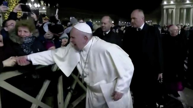 Папа Римский Франциск во время общения с верующими на площади Святого Петра в Риме. 31 декабря 2019