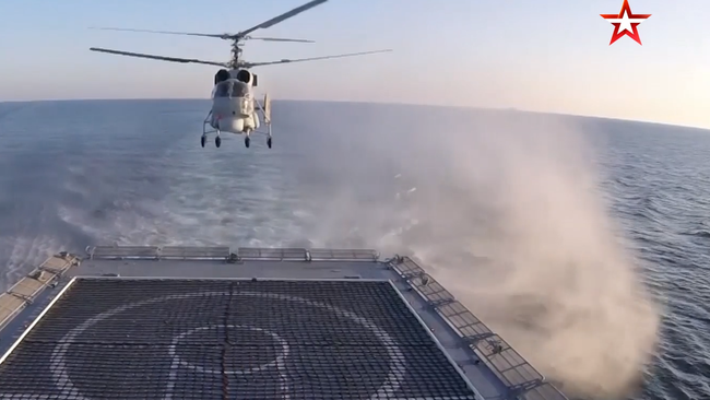 Посадка вертолета Ка-27 на палубу движущегося фрегата попала на видео Посадка вертолета Ка-27 на палубу движущегося фрегата попала на видео