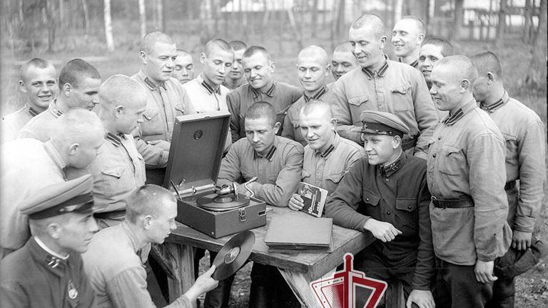 Фотография, обнаруженная во время реконструкции одного из зданий Отдельной дивизии оперативного назначения имени Ф.Э. Дзержинского войск национальной гвардии России Фотография, обнаруженная во время реконструкции одного из зданий Отдельной дивизии оперативного назначения имени Ф.Э. Дзержинского войск национальной гвардии России