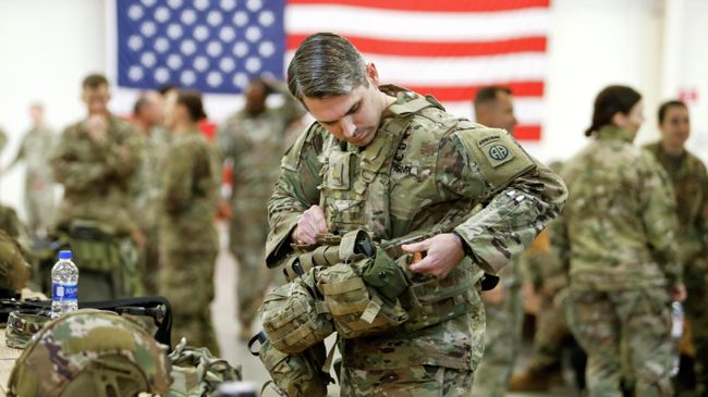 Десантник армии США готовится к вылету на Ближний Восток из Форт-Брэгга, Северная Каролина, США. 4 января 2020 Десантник армии США готовится к вылету на Ближний Восток из Форт-Брэгга, Северная Каролина, США. 4 января 2020
