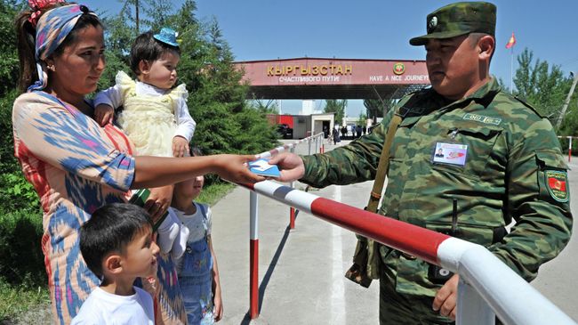 Пограничник на КПП границы Киргизии и Узбекистана Пограничник на КПП границы Киргизии и Узбекистана
