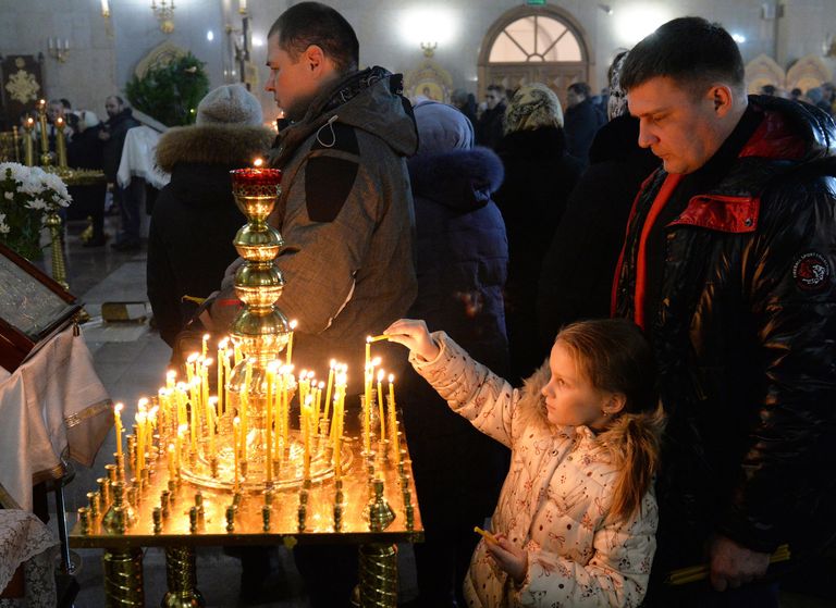 Верующие во время рождественского богослужения в храме Рождества Христова в Красноярске Верующие во время рождественского богослужения в храме Рождества Христова в Красноярске