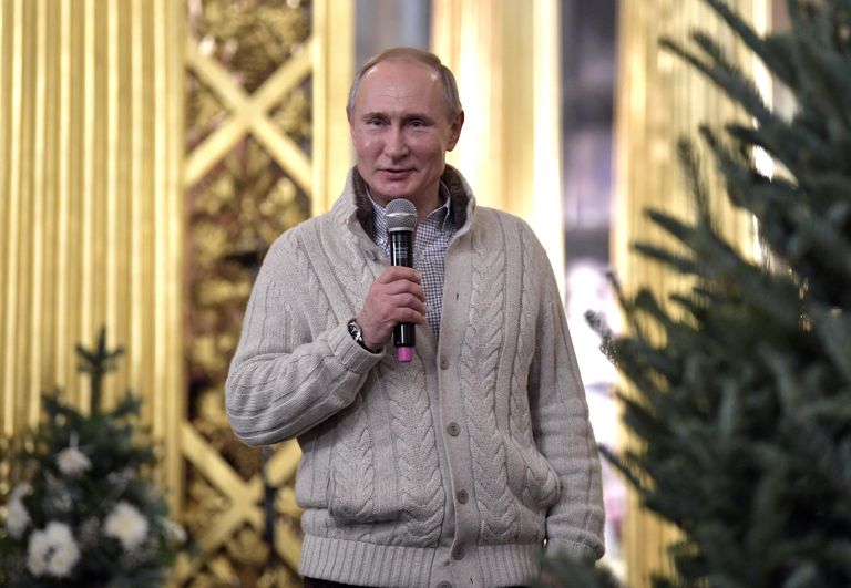 Владимир Путин поздравляет с праздником прихожан в Спасо-Преображенском соборе всей гвардии в Санкт-Петербурге после Рождественского богослужения Владимир Путин поздравляет с праздником прихожан в Спасо-Преображенском соборе всей гвардии в Санкт-Петербурге после Рождественского богослужения