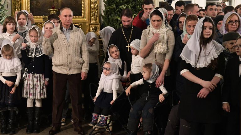 Владимир Путин во время Рождественского богослужения в Спасо-Преображенском соборе всей гвардии в Санкт-Петербурге Владимир Путин во время Рождественского богослужения в Спасо-Преображенском соборе всей гвардии в Санкт-Петербурге