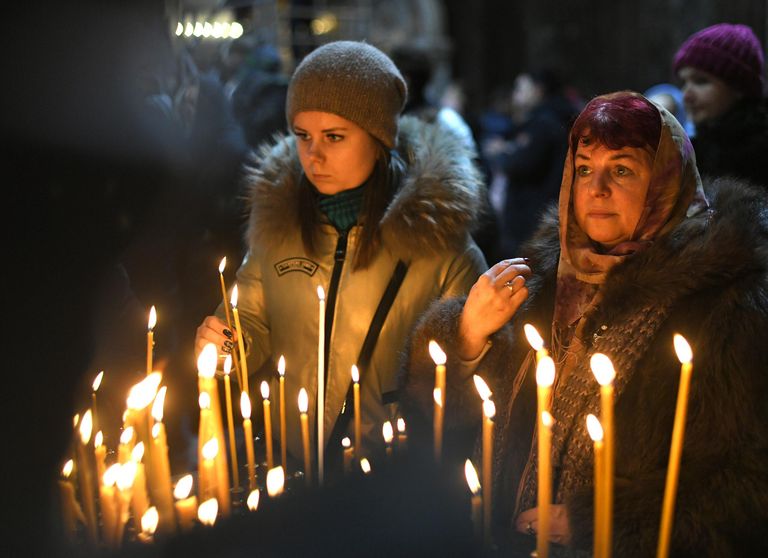 Верующие в храме Христа Спасителя в Москве перед началом Рождественского богослужения Верующие в храме Христа Спасителя в Москве перед началом Рождественского богослужения