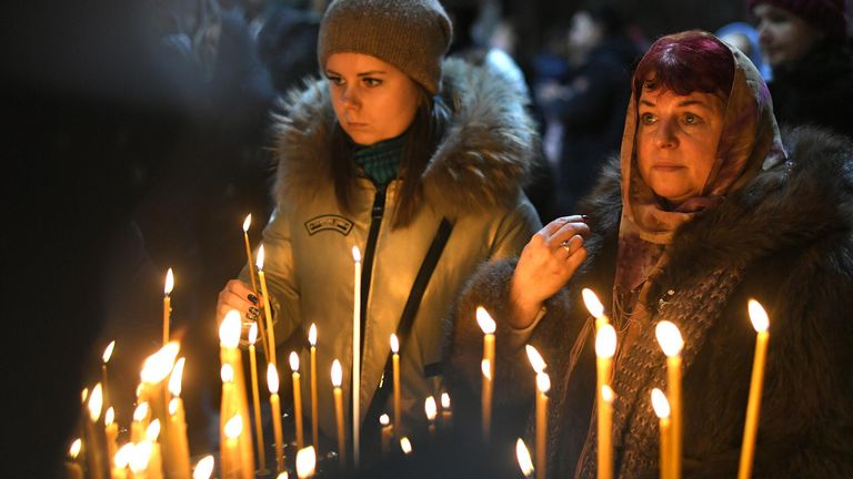 Верующие в храме Христа Спасителя в Москве перед началом Рождественского богослужения Верующие в храме Христа Спасителя в Москве перед началом Рождественского богослужения
