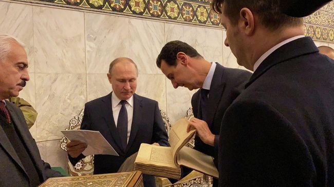 Президент России Владимир Путин и президент Сирийской Арабской Республики Башар Асад в мечети Омейядов в Дамаске, Сирия. 7 января 2020 Президент России Владимир Путин и президент Сирийской Арабской Республики Башар Асад в мечети Омейядов в Дамаске, Сирия. 7 января 2020