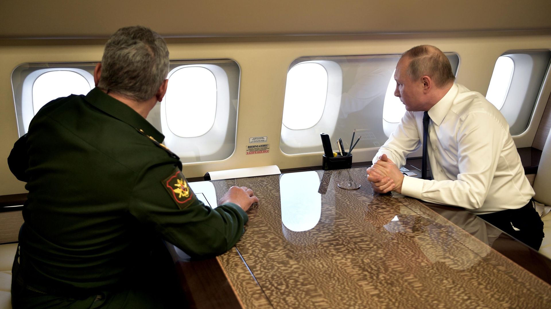 Президент РФ Владимир Путин и министр обороны РФ Сергей Шойгу на борту президентского самолета во время полета в Сирию Президент РФ Владимир Путин и министр обороны РФ Сергей Шойгу на борту президентского самолета во время полета в Сирию - РИА Новости, 1920, 07.01.2021