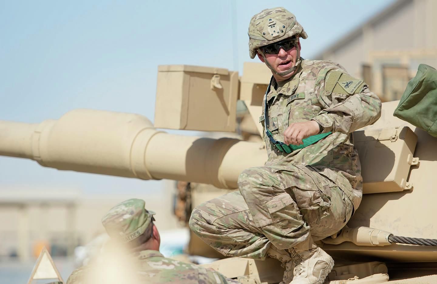 Сержант-механик армии США осматривает танк Абрамс M1A2 во время учений в лагере Арифжан, Кувейт Сержант-механик армии США осматривает танк Абрамс M1A2 во время учений в лагере Арифжан, Кувейт - РИА Новости, 1920, 23.06.2025