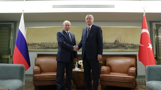 Президент РФ Владимир Путин и президент Турции Реджеп Тайип Эрдоган во время встречи в конгресс-центре Халич в Стамбуле. 8 января 2020 Президент РФ Владимир Путин и президент Турции Реджеп Тайип Эрдоган во время встречи в конгресс-центре Халич в Стамбуле. 8 января 2020