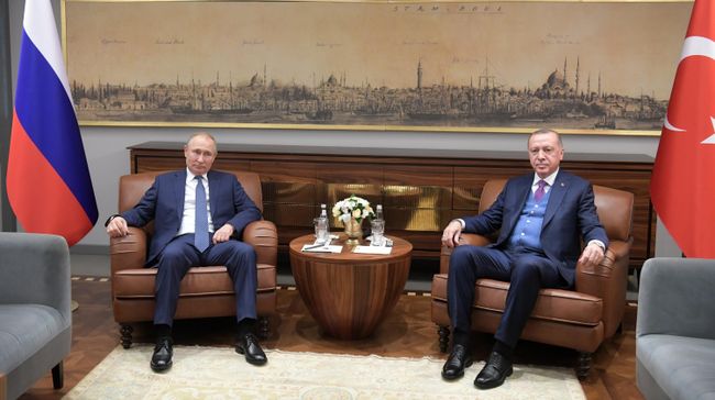 Президент РФ Владимир Путин и президент Турции Реджеп Тайип Эрдоган во время встречи в конгресс-центре Халич в Стамбуле. 8 января 2020 Президент РФ Владимир Путин и президент Турции Реджеп Тайип Эрдоган во время встречи в конгресс-центре Халич в Стамбуле. 8 января 2020