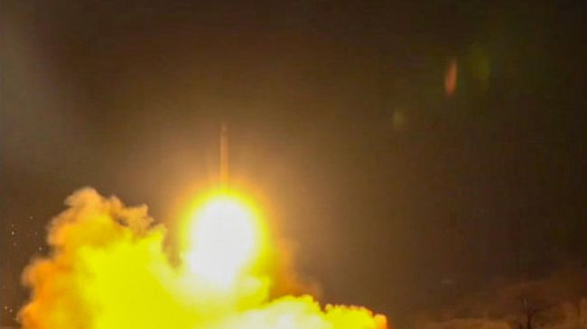 Стоп-кадр видео пуска иранской ракеты по американской военной базе на территории Ирака. 8 января 2020 Стоп-кадр видео пуска иранской ракеты по американской военной базе на территории Ирака. 8 января 2020