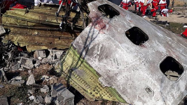 На месте крушения пассажирского лайнера Украины Boeing 737-800 неподалеку от тегеранского международного аэропорта имени Имама Хомейни На месте крушения пассажирского лайнера Украины Boeing 737-800 неподалеку от тегеранского международного аэропорта имени Имама Хомейни