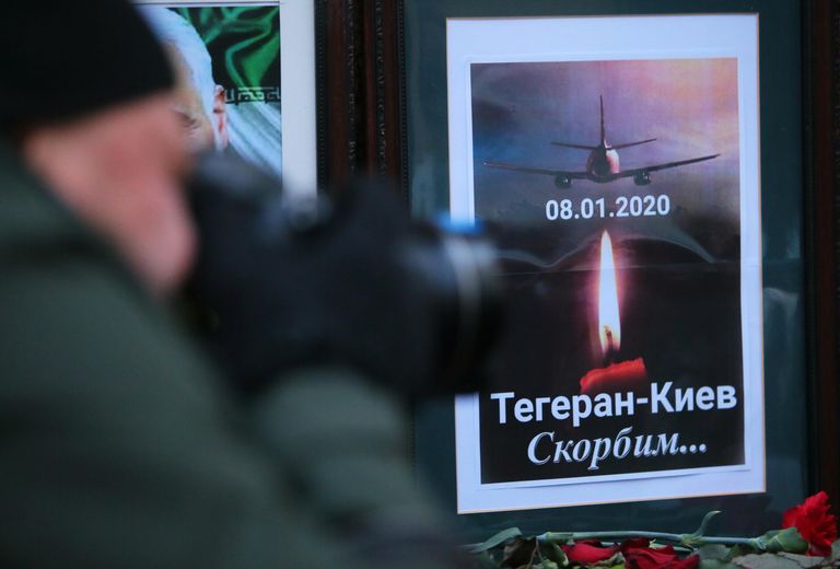 Цветы у посольства Ирана в Киеве в память о погибших в результате крушения пассажирского лайнера Украины Boeing 737-800 в Тегеране. 8 января 2019 Цветы у посольства Ирана в Киеве в память о погибших в результате крушения пассажирского лайнера Украины Boeing 737-800 в Тегеране. 8 января 2019