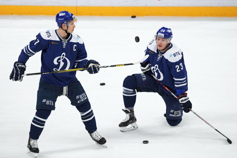Игроки ХК Динамо Вадим Шипачев и Дмитрий Яшкин