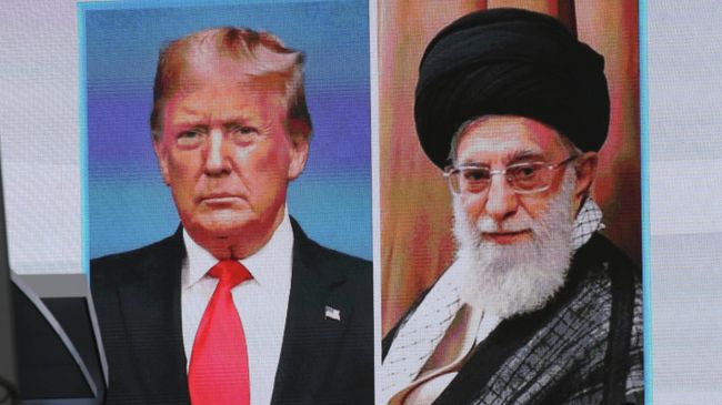 Портреты президента США Дональда Трампа и Верховного лидера Ирана Али Хаменеи Портреты президента США Дональда Трампа и Верховного лидера Ирана Али Хаменеи