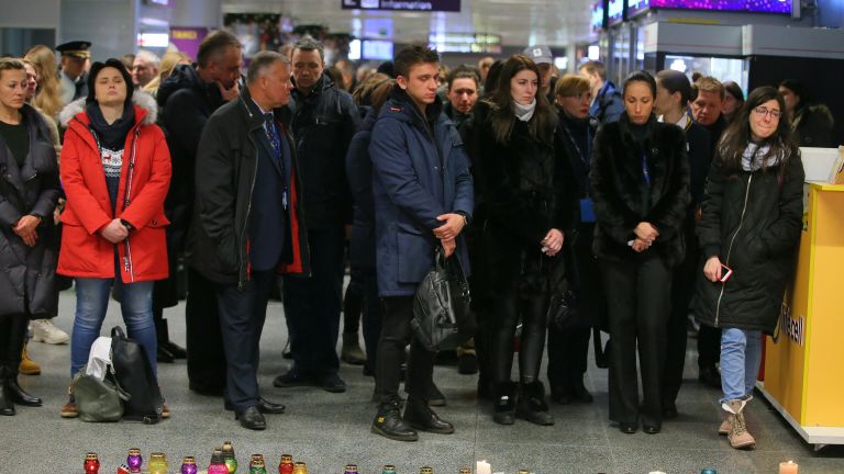 Люди у народного мемориала в международном аэропорту Борисполь в Киеве в память о членах экипажа пассажирского лайнера Украины Boeing 737-800, разбившегося в Тегеране Люди у народного мемориала в международном аэропорту Борисполь в Киеве в память о членах экипажа пассажирского лайнера Украины Boeing 737-800, разбившегося в Тегеране