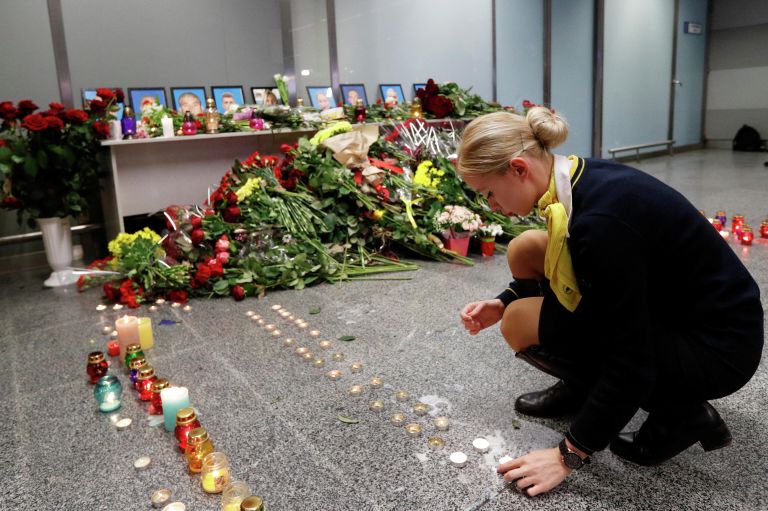 Сотрудница авиакомпании у народного мемориала в международном аэропорту Борисполь в Киеве в память о членах экипажа пассажирского лайнера Украины Boeing 737-800, разбившегося в Тегеране Сотрудница авиакомпании у народного мемориала в международном аэропорту Борисполь в Киеве в память о членах экипажа пассажирского лайнера Украины Boeing 737-800, разбившегося в Тегеране