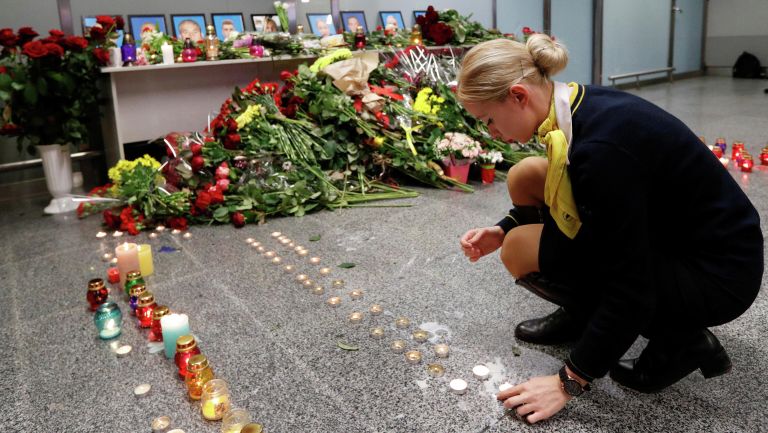 Сотрудница авиакомпании у народного мемориала в международном аэропорту Борисполь в Киеве в память о членах экипажа пассажирского лайнера Украины Boeing 737-800, разбившегося в Тегеране Сотрудница авиакомпании у народного мемориала в международном аэропорту Борисполь в Киеве в память о членах экипажа пассажирского лайнера Украины Boeing 737-800, разбившегося в Тегеране