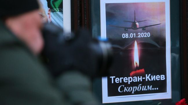 Цветы у посольства Ирана в Киеве в память о погибших в результате крушения пассажирского лайнера Украины Boeing 737-800 в Тегеране Цветы у посольства Ирана в Киеве в память о погибших в результате крушения пассажирского лайнера Украины Boeing 737-800 в Тегеране