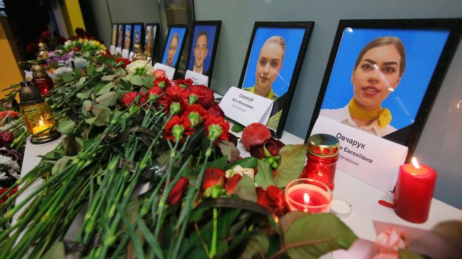 Цветы и свечи в международном аэропорту Борисполь в Киеве в память о членах экипажа пассажирского лайнера Международных авиалиний Украины Boeing 737-800, разбившегося в Тегеране Цветы и свечи в международном аэропорту Борисполь в Киеве в память о членах экипажа пассажирского лайнера Международных авиалиний Украины Boeing 737-800, разбившегося в Тегеране