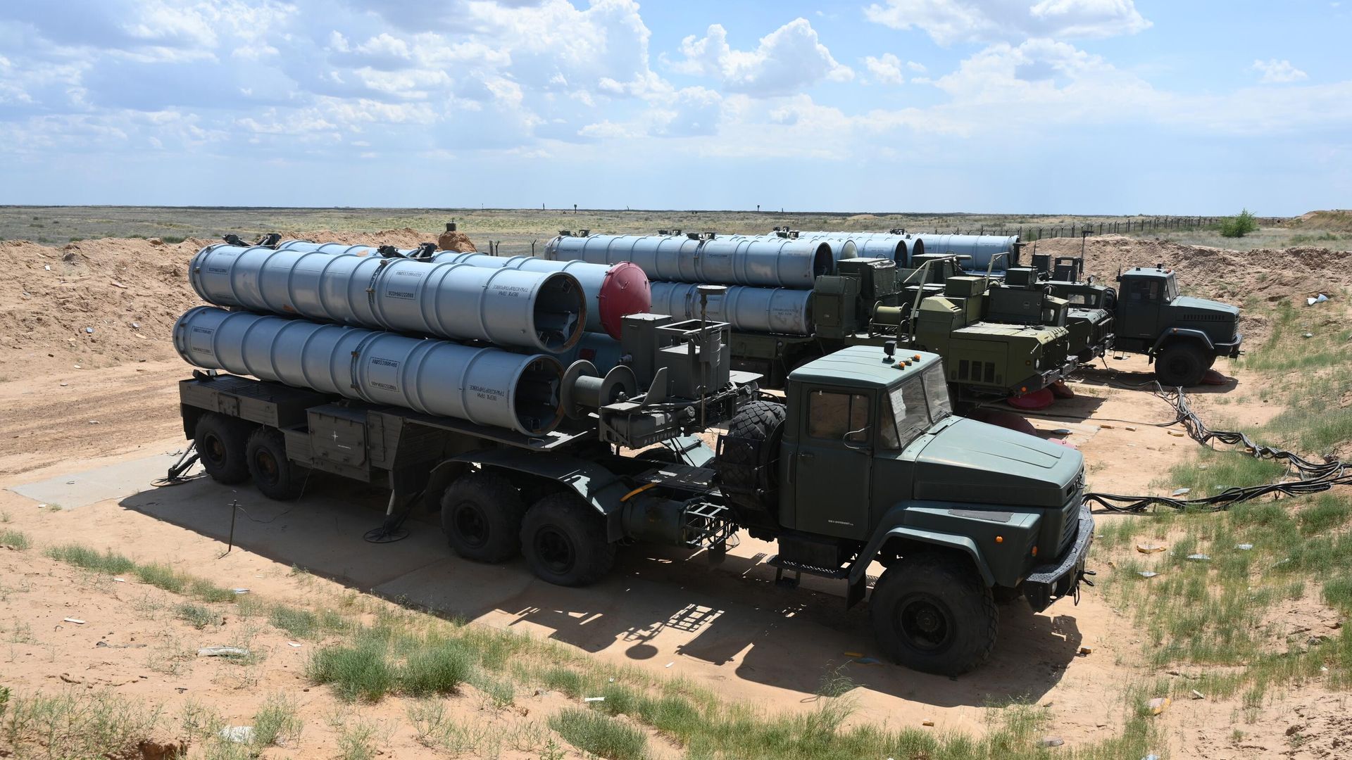 Расчеты зенитных ракетных комплексов (ЗРК) С-300 Фаворит Расчеты зенитных ракетных комплексов (ЗРК) С-300 Фаворит - РИА Новости, 1920, 27.04.2021