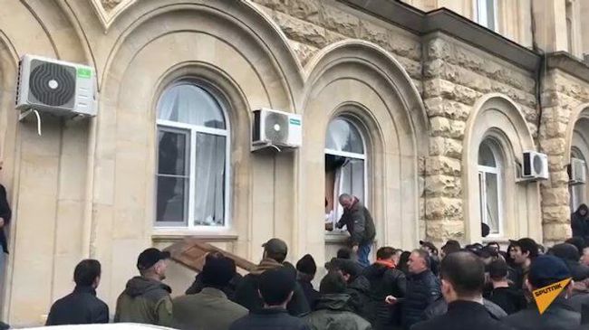 Кадры с митинга у здания администрации президента Абхазии Кадры с митинга у здания администрации президента Абхазии