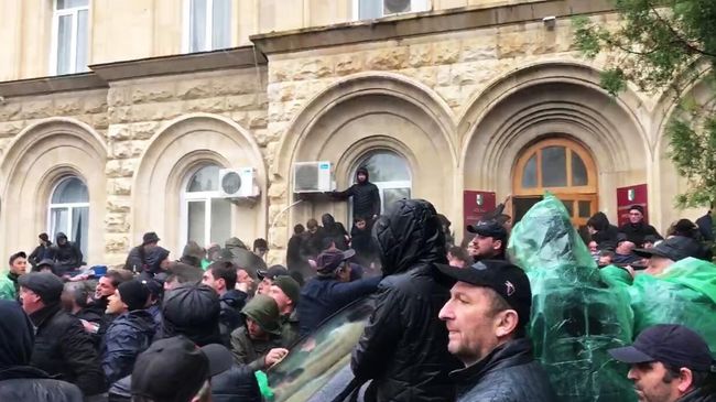 Абхазские оппозиционеры пытаются прорваться в здание администрации президента республики в Сухуме Абхазские оппозиционеры пытаются прорваться в здание администрации президента республики в Сухуме