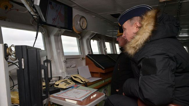 Верховный главнокомандующий ВС РФ, президент РФ Владимир Путин на борту ракетного крейсера Маршал Устинов во время совместных учений Северного и Черноморского флотов в Черном море Верховный главнокомандующий ВС РФ, президент РФ Владимир Путин на борту ракетного крейсера Маршал Устинов во время совместных учений Северного и Черноморского флотов в Черном море