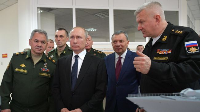 Президент РФ Владимир Путин осматривает выставку о перспективах развития Военно-Морского флота во время посещения Черноморского высшего военно-морского училища имени П. С. Нахимова в Севастополе Президент РФ Владимир Путин осматривает выставку о перспективах развития Военно-Морского флота во время посещения Черноморского высшего военно-морского училища имени П. С. Нахимова в Севастополе