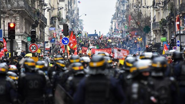Акция протеста против пенсионной реформы в Париже Акция протеста против пенсионной реформы в Париже
