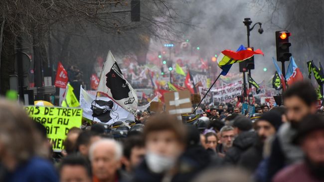 Участники акции протеста против пенсионной реформы в Париже Участники акции протеста против пенсионной реформы в Париже