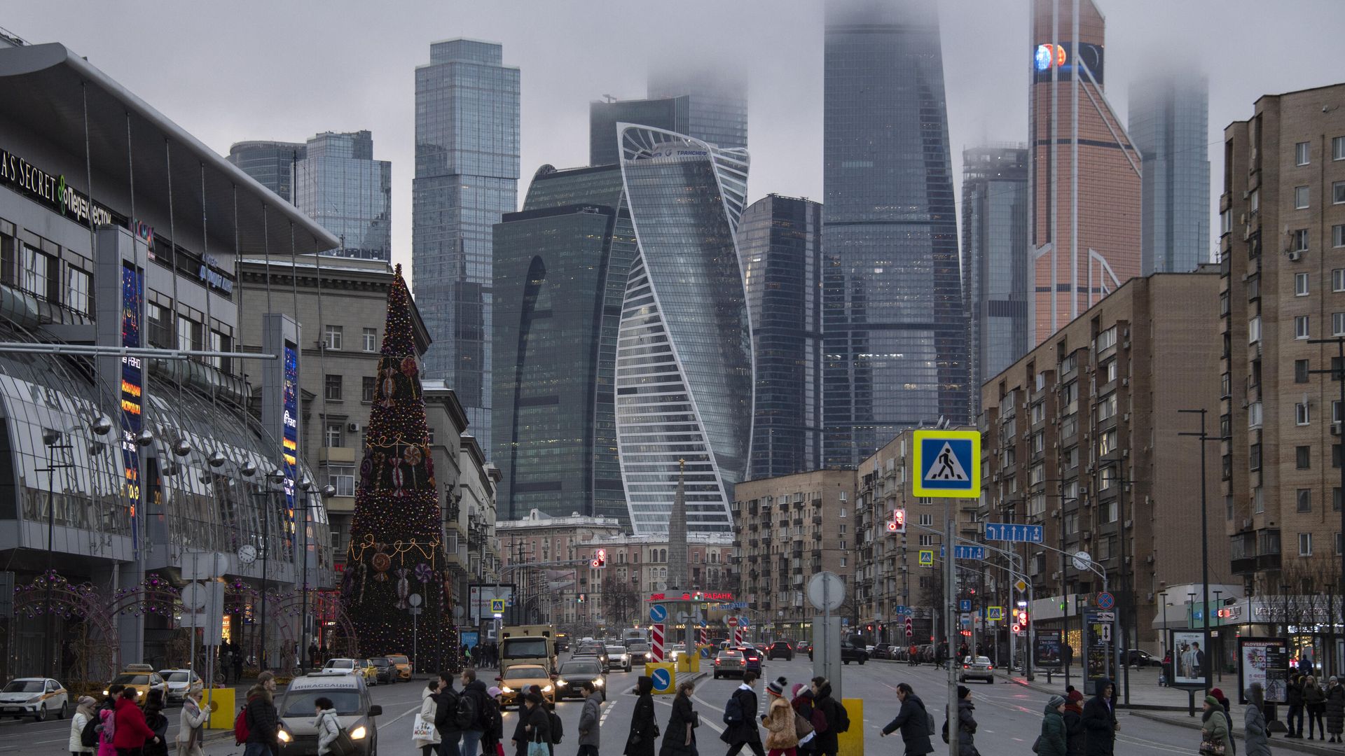 Пешеходы переходят Большую Дорогомиловскую улицу в Москве - РИА Новости, 1920, 20.09.2020