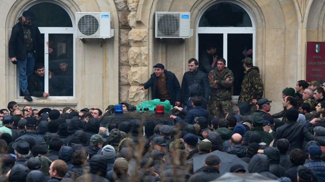 Абхазские оппозиционеры штурмуют здание администрации президента Республики Абхазия в Сухуме