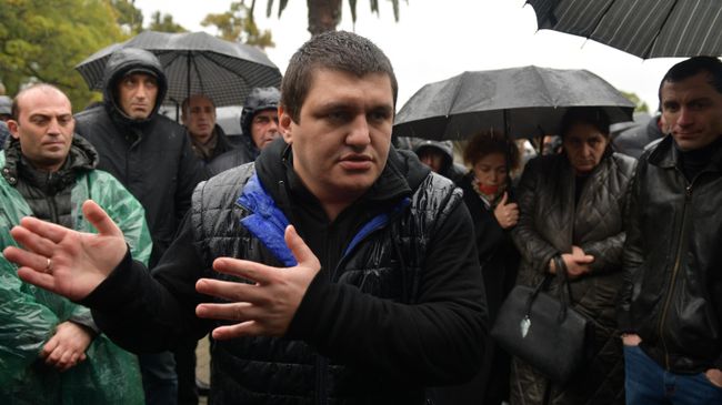 Организатор митинга Ахра Авидзба у здания администрации президента Республики Абхазия в Сухуме, которое штурмуют митингующие