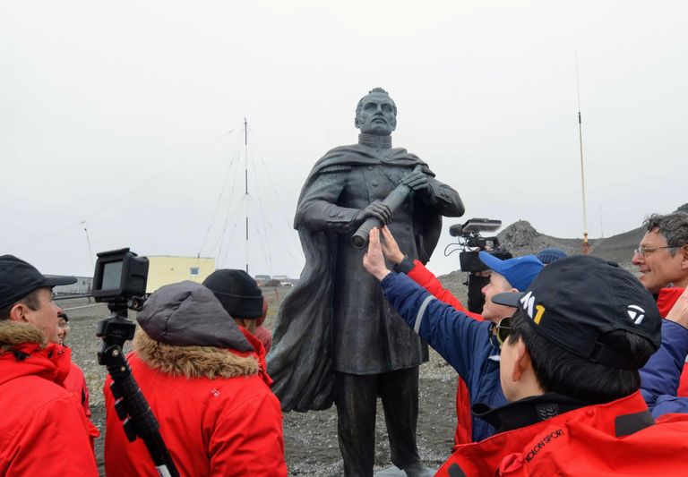 Памятник русскому мореплавателю, первооткрывателю Антарктиды Фаддею Беллинсгаузену Памятник русскому мореплавателю, первооткрывателю Антарктиды Фаддею Беллинсгаузену