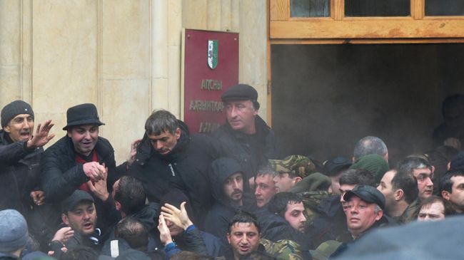 Абхазские оппозиционеры штурмуют здание администрации президента Республики Абхазия в Сухуме. 9 января 2020 Абхазские оппозиционеры штурмуют здание администрации президента Республики Абхазия в Сухуме. 9 января 2020