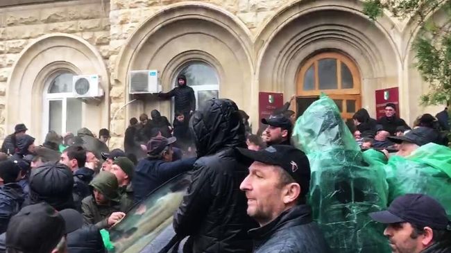 Протестующие штурмуют здание администрации президента Республики Абхазия в Сухуме Протестующие штурмуют здание администрации президента Республики Абхазия в Сухуме