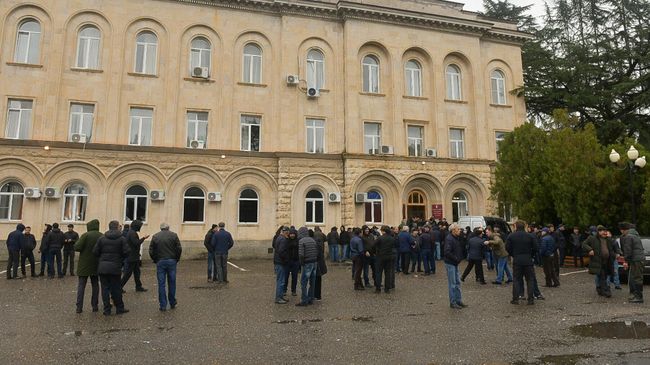 Протестующие у здания администрации президента Республики Абхазия в Сухуме Протестующие у здания администрации президента Республики Абхазия в Сухуме