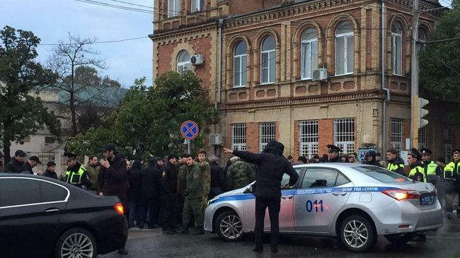 Ситуация у здания администрации президента Республики Абхазия в Сухуме Ситуация у здания администрации президента Республики Абхазия в Сухуме