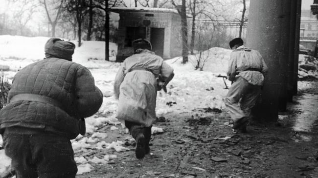 Воины соединения 2-го Украинского фронта ведут бои на подступах к венгерской столице Воины соединения 2-го Украинского фронта ведут бои на подступах к венгерской столице